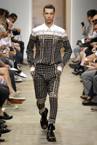 Look 16